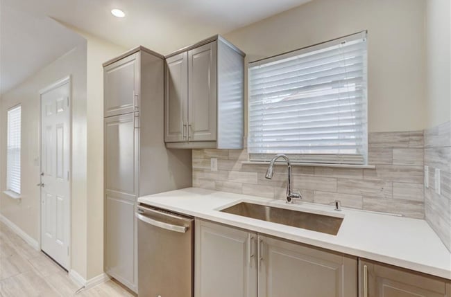 Fregadero de granja - 1705 E 14th St