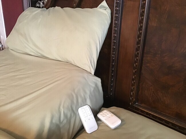 California King Tempur-pedic bed has duel controls for adjusting head and foot height - 607 S 5th St