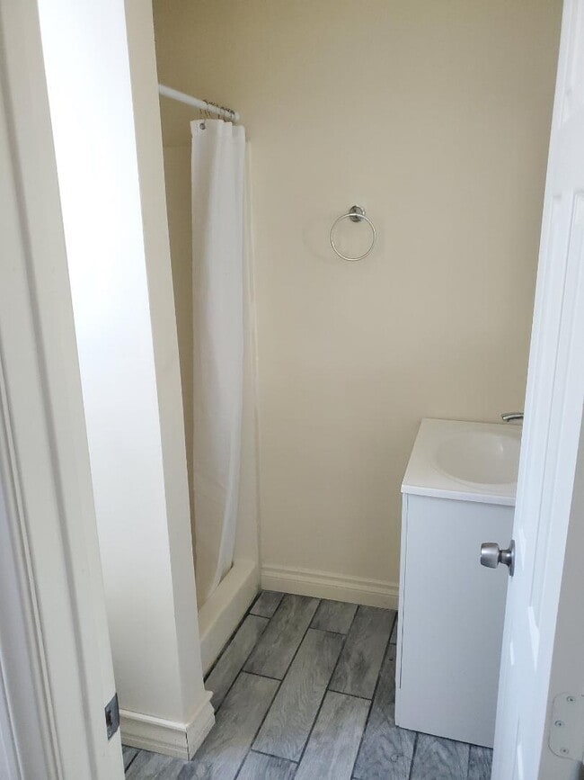 Building Photo - 596 Friendly Ln