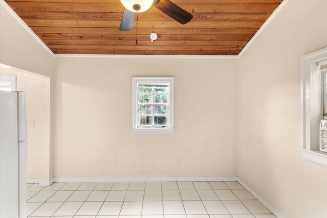 Foto del edificio - Unfurnished Studio!