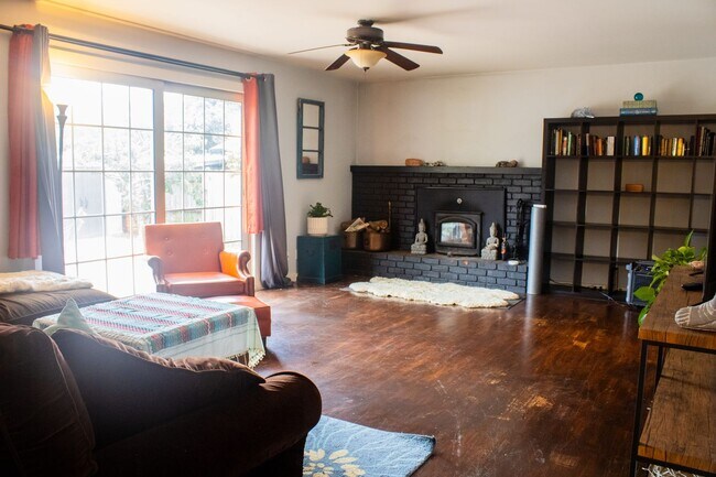 Foto del edificio - Three Bed Two Bath Home