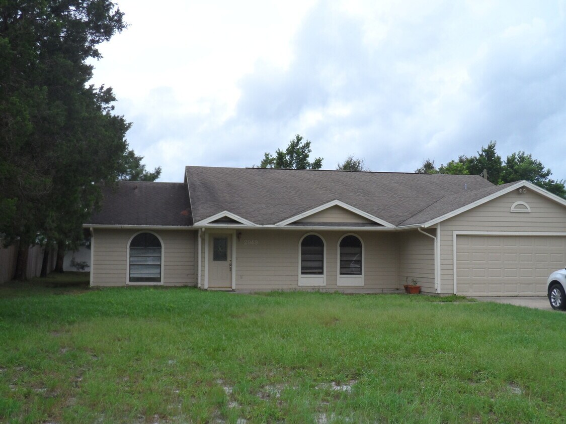 Foto principal - JUST LISTED -5 BEDROOM + BONUS ROOM - DELTONA NO PETS ALLOWED