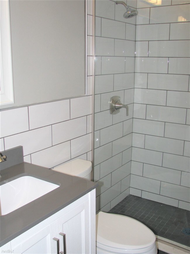Building Photo - 2 br, 1 bath Duplex - 65 E Russell St