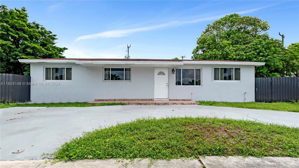 Foto principal - 17821 NW 56th Ave