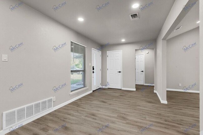Building Photo - 1134 Estes St