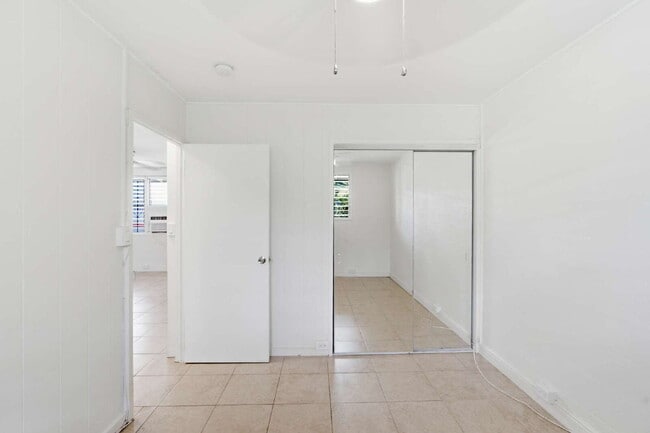 Building Photo - Charming 2-Bedroom Apartment in Prime Ala Moana Location – Parking & In-Unit Washer/Dryer!