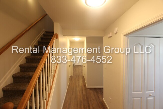 Foto del edificio - Newly Updated 3BR 2.5BA Townhome in Most C...