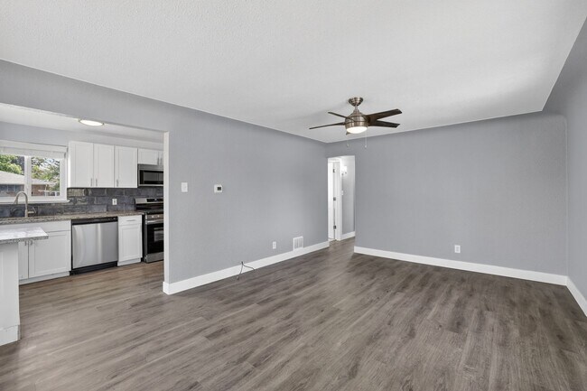 Building Photo - 2 bed 1 bath - Remodeled Home in Denver!