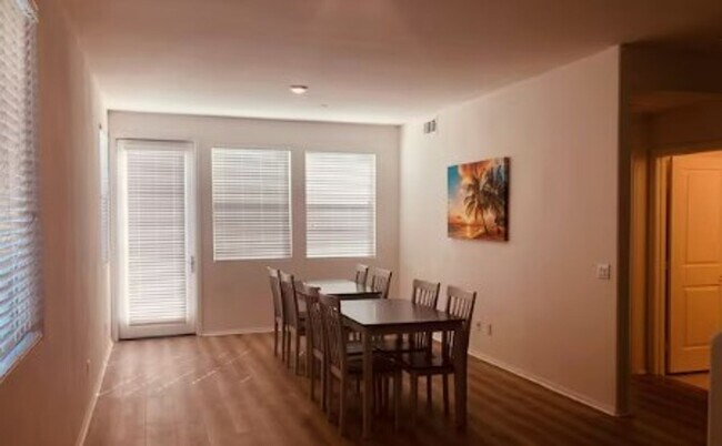 Building Photo - Stylish 5 Bed/3 Bath Townhome In The Heart...
