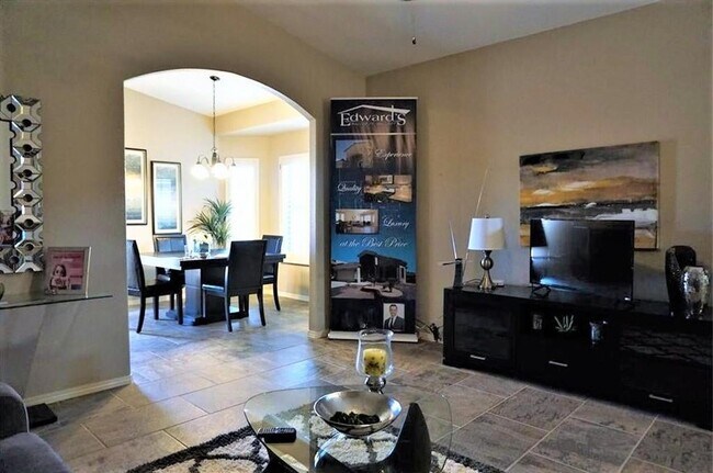 Building Photo - Gorgeous 3 bedrom, 2 bath home in East El ...