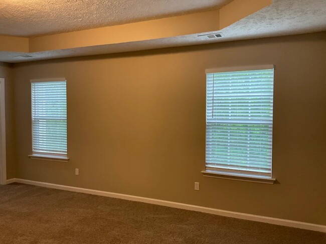 Foto del edificio - 7013 Calderwood Dr