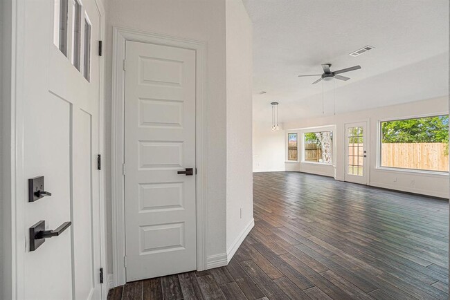 Building Photo - 614 Magnolia Bend St