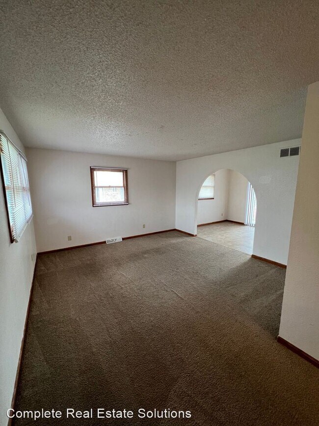 Building Photo - 3 br, 1.5 bath House - 324 S. Kiowa Ct