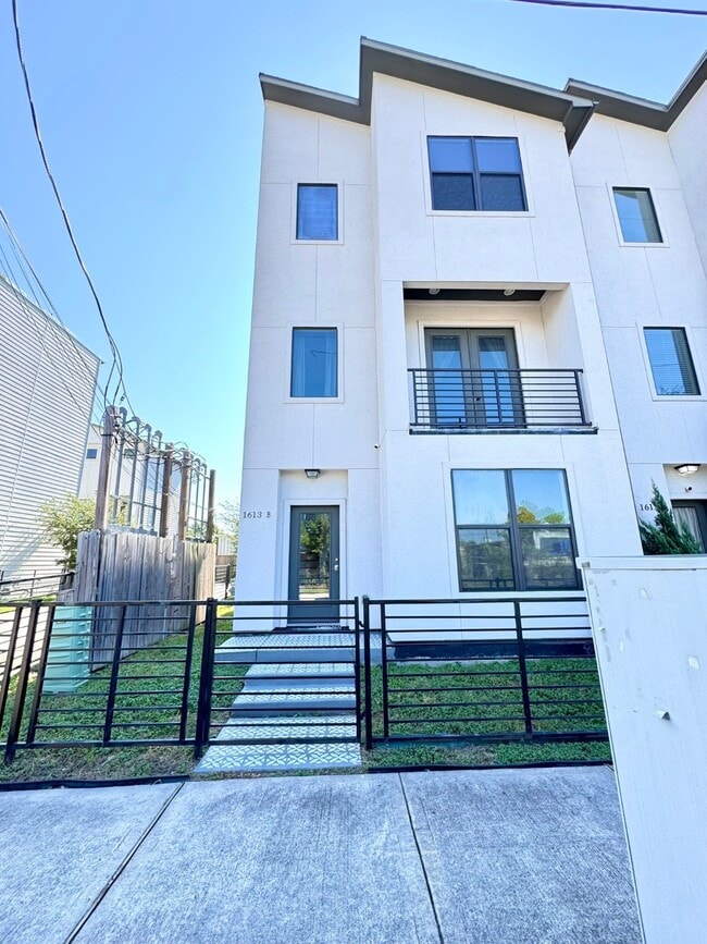 Building Photo - 1613 Milby St