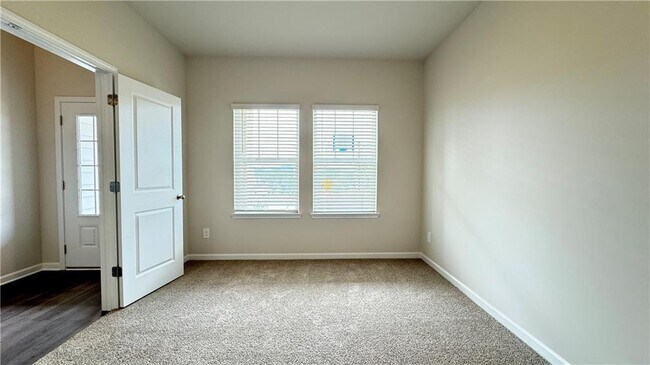 Building Photo - 341 Vly Oak Dr