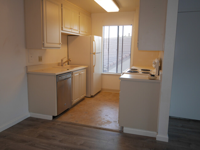 Foto del edificio - Golden Oaks Condo now available for rent!