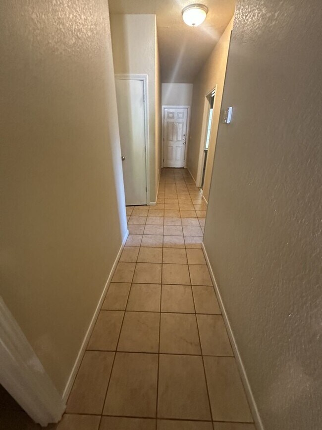 Foto del edificio - AVAILABLE NOW!!