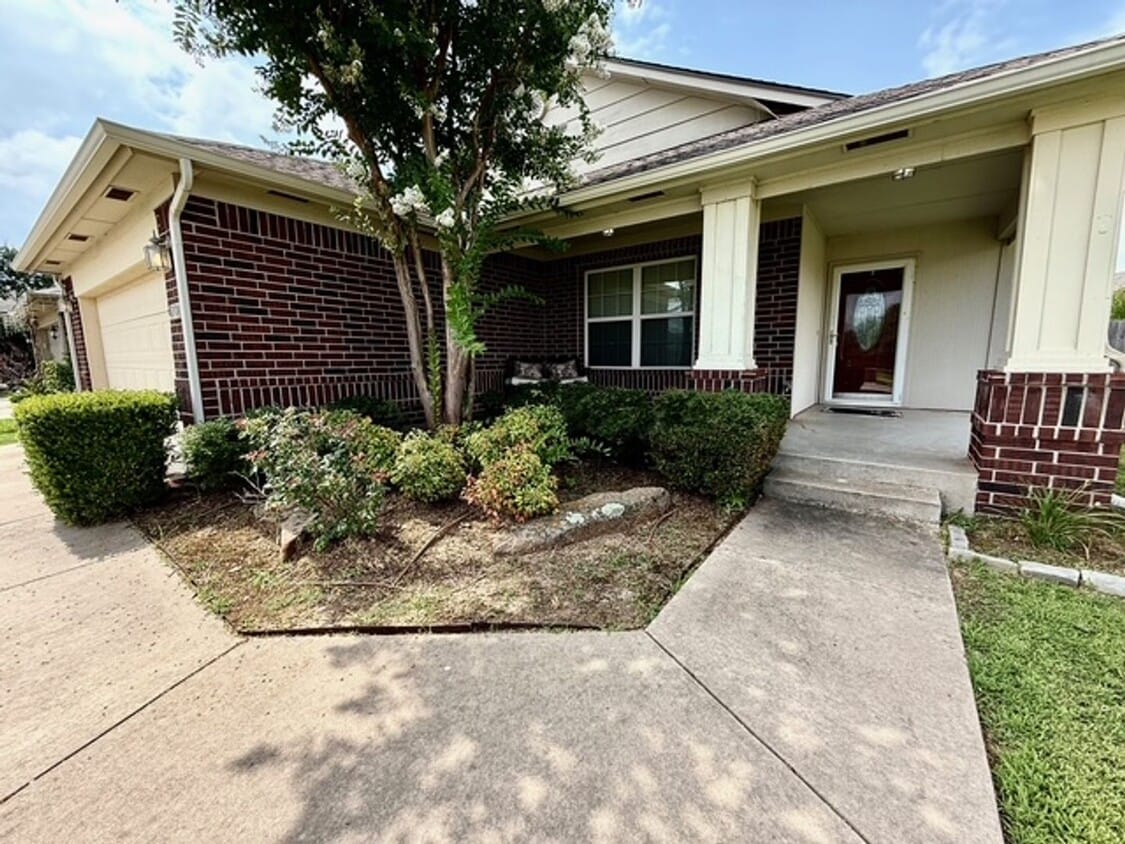 Primary Photo - Fantastic east Norman neighborhood!