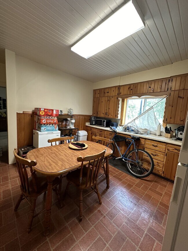 Building Photo - Great 4 Bed 3 Bath! Available June 1st 2025