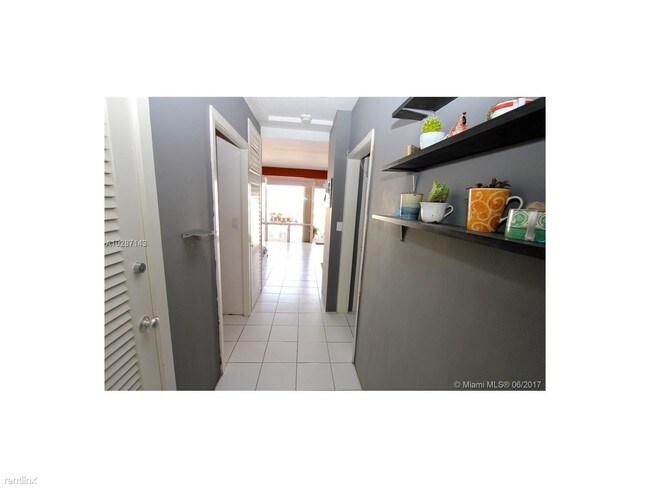 Building Photo - 1430 Brickell Bay Dr