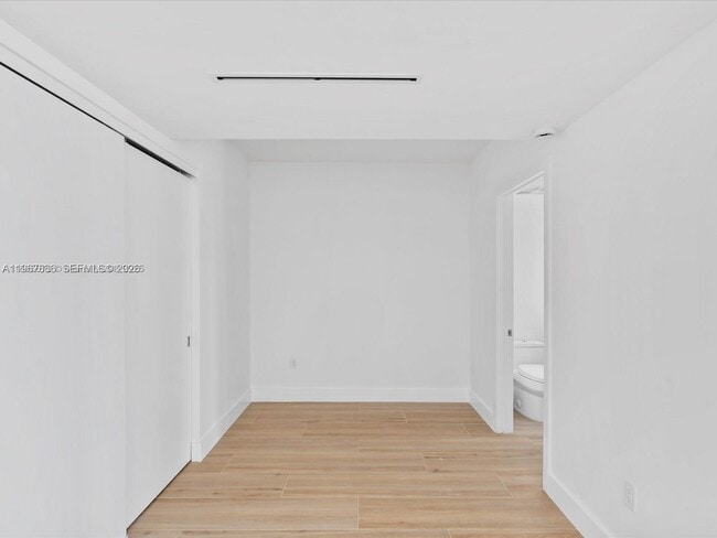 Foto del edificio - 9901 W Bay Harbor Dr