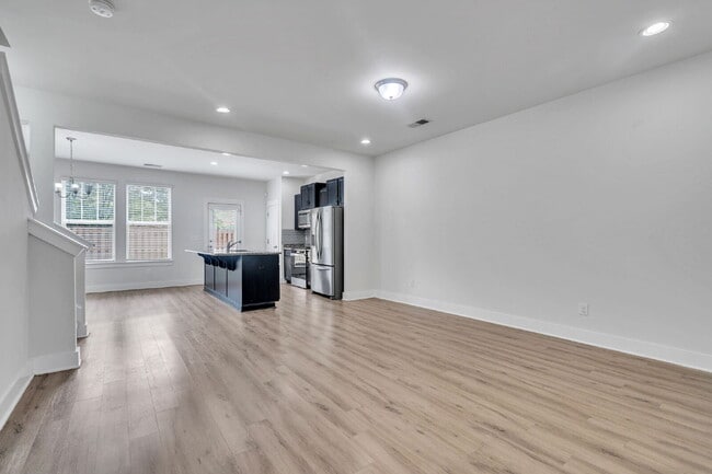 Building Photo - Stylish 3BR/2.5BA END-UNIT Townhome with Garage in Camelot Townes! $1,650/mo rent
