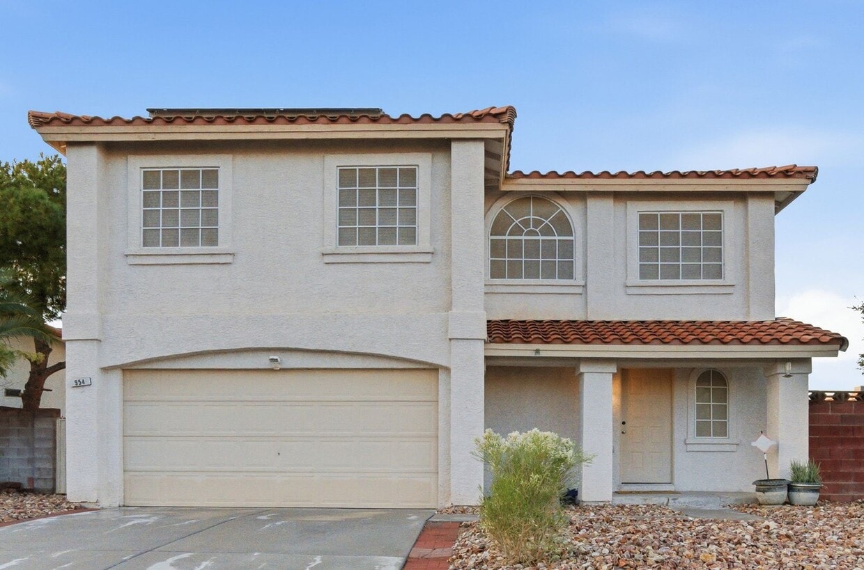 Foto principal - Beautiful 4 Bedroom Home with a Pool in Whitney Ranch!