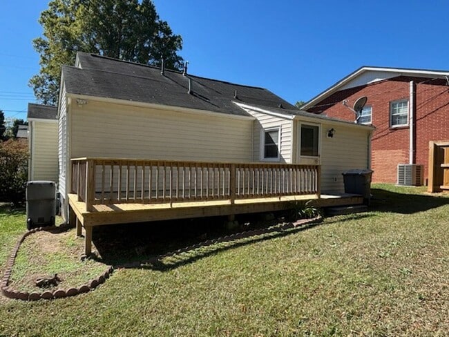 Building Photo - 1105 Central Dr