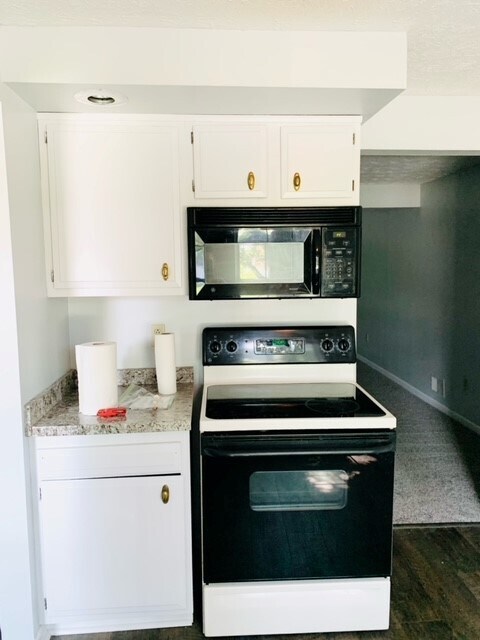 Kitchen stove - 23 Willowick Dr