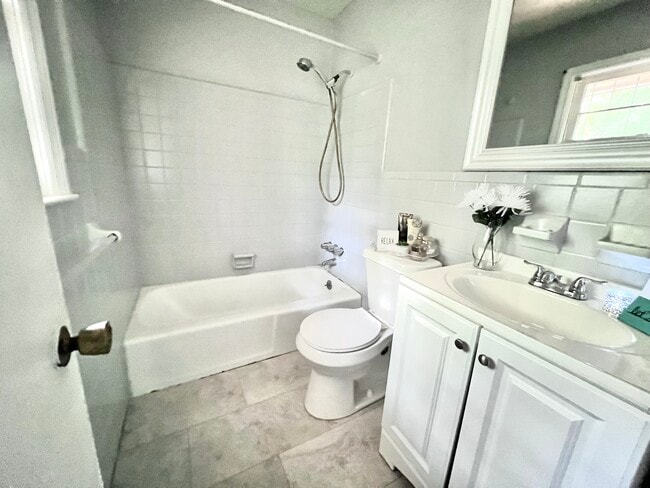 Foto del edificio - 4129 Meadowbrook Dr