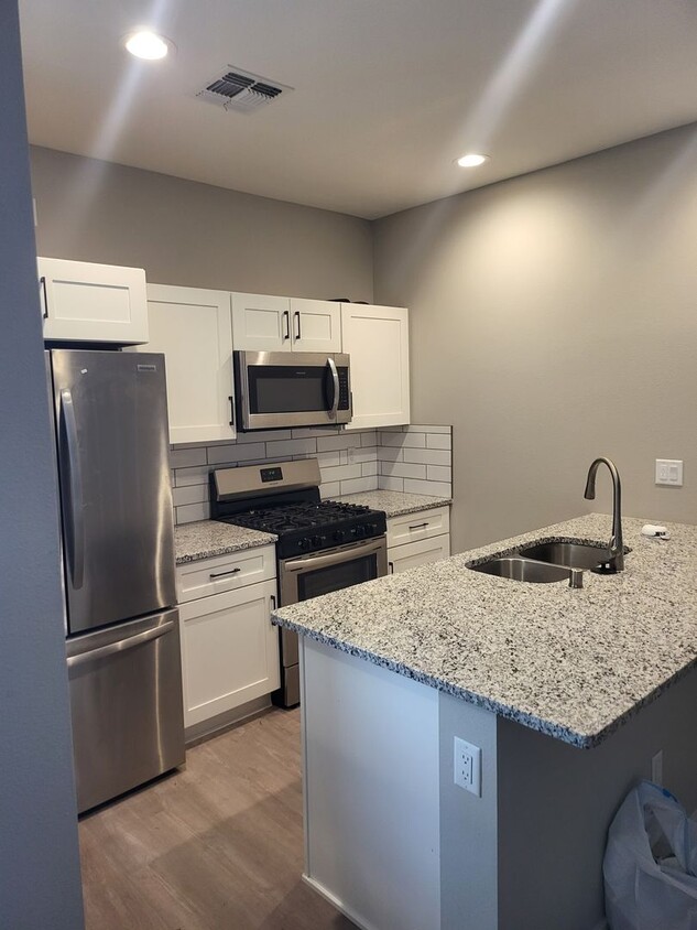 Foto principal - New Townhouse NE Heights 2/bedroom 1.5/bat...