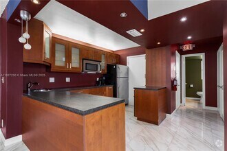 Building Photo - 9440 W Bay Harbor Dr