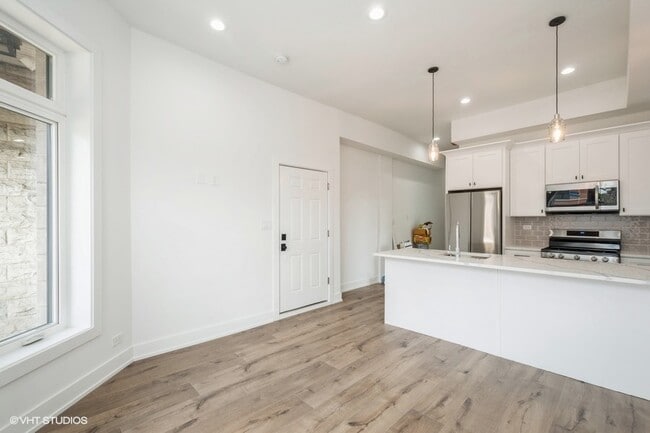 Building Photo - 4351 S Oakenwald Ave