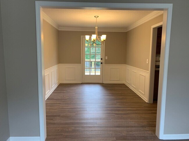 Building Photo - Large 4 Bedroom/3 Bath Home in Lee's Summit