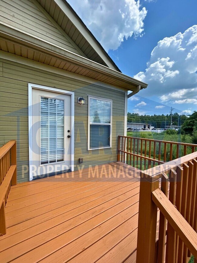 Building Photo - Modern townhome w/ master-on-main!