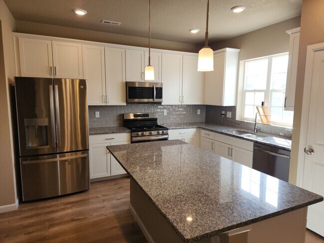 Building Photo - Fantastic Townhome @ Research and Powers- ...