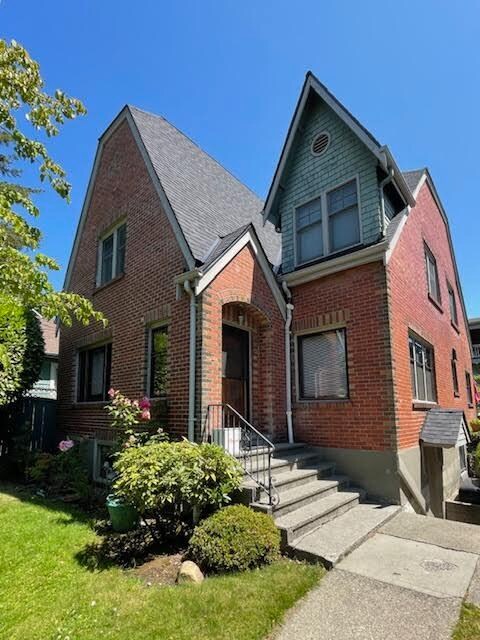 2 bdrm; 1 bath unit in triplex - 3006 14th Ave W