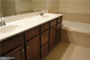 Foto del edificio - 13504 Waterford Hills Boulevard