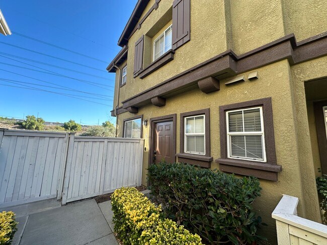 Building Photo - 3 bed, 2.5 bath Townhome in Eastlake