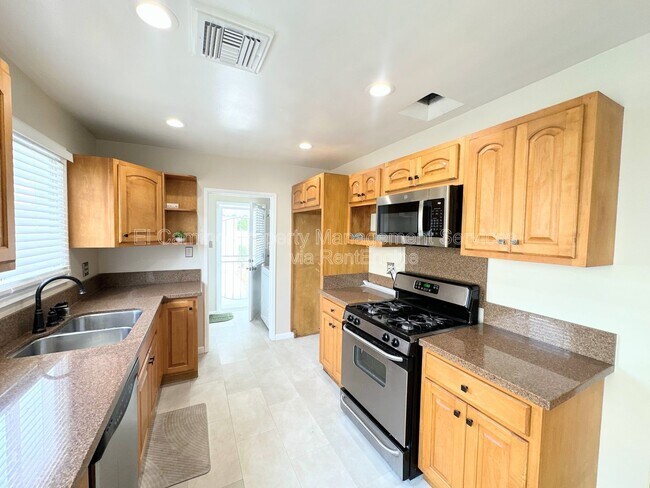 Foto del edificio - 10918 Dalwood Ave