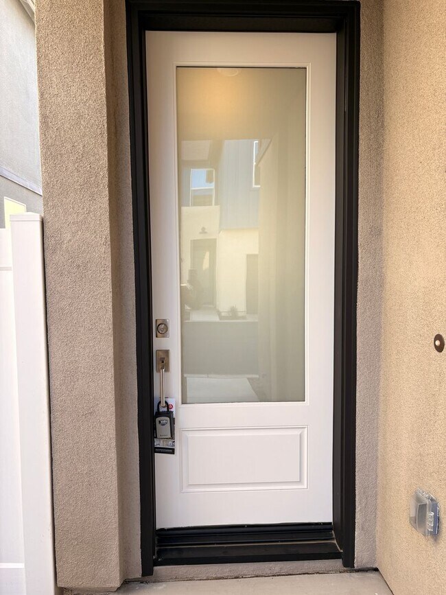 Building Photo - 3 Bed, 2.5 Bath in Ontario!