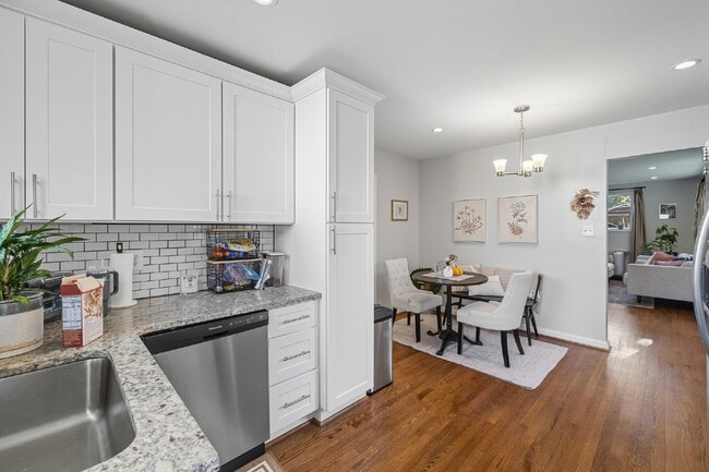 Foto del edificio - Convenient, Affordable and Updated!!.... F...