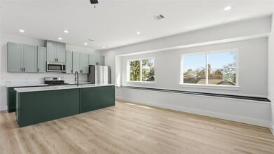 Building Photo - 1313 Knight St