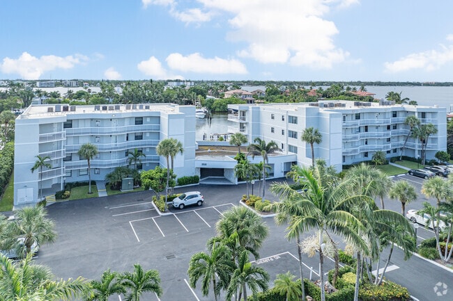 Beauvois on the Lake Condos