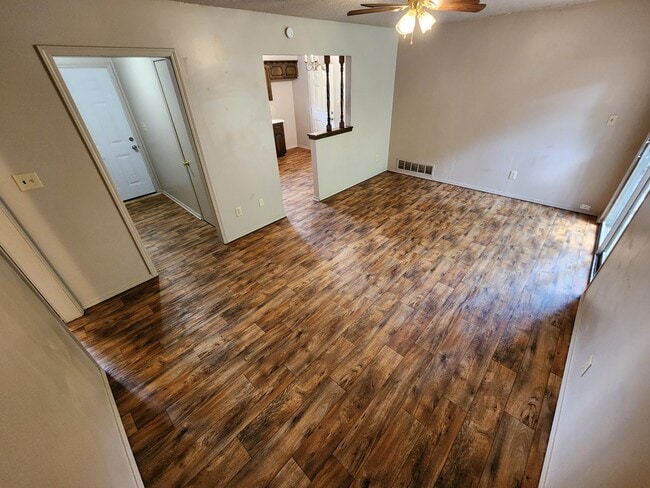 Building Photo - 830 Crestview Ave