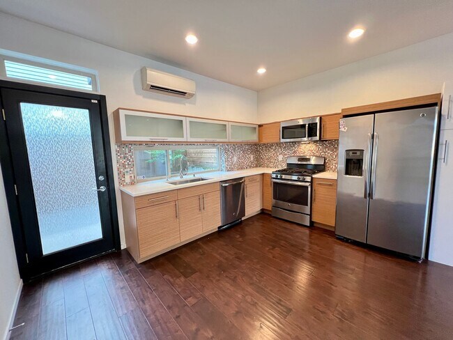Building Photo - Gorgeous Townhome Available Now