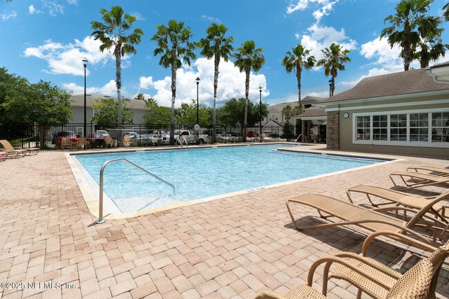 Foto del edificio - 7060 Deer Lodge Cir