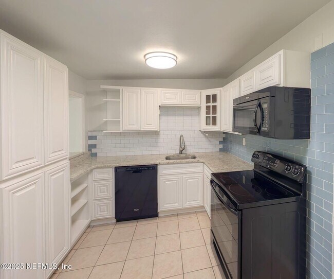 Building Photo - 802 8th Ave N