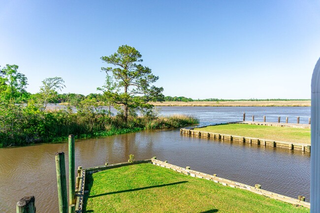 Building Photo - Gorgeous Waterfront Property