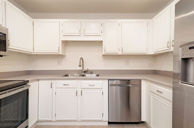 Foto del edificio - Beautiful 2Bd/2Ba Condo In Gated Community...